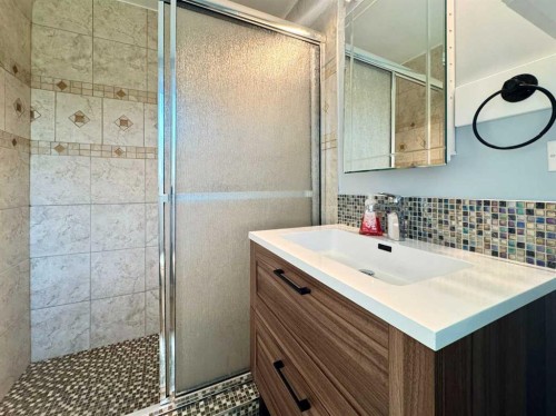 2302 14 Avenue South, Lethbridge, AB - Indoor Photo Showing Bathroom