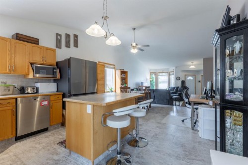389 Kodiak Boulevard North, Lethbridge, AB - Indoor Photo Showing Kitchen