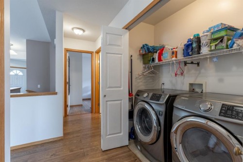 389 Kodiak Boulevard North, Lethbridge, AB - Indoor Photo Showing Laundry Room