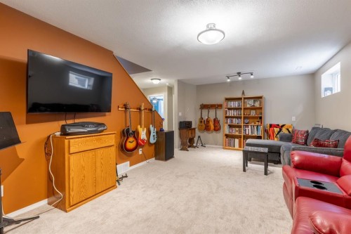 389 Kodiak Boulevard North, Lethbridge, AB - Indoor