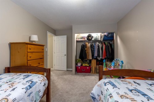 389 Kodiak Boulevard North, Lethbridge, AB - Indoor Photo Showing Bedroom
