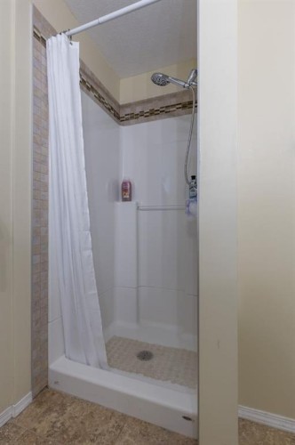 389 Kodiak Boulevard North, Lethbridge, AB - Indoor Photo Showing Bathroom