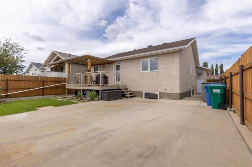 389 Kodiak Boulevard North, Lethbridge, AB - Outdoor With Deck Patio Veranda