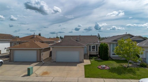 389 Kodiak Boulevard North, Lethbridge, AB - Outdoor With Facade