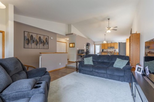 389 Kodiak Boulevard North, Lethbridge, AB - Indoor Photo Showing Living Room