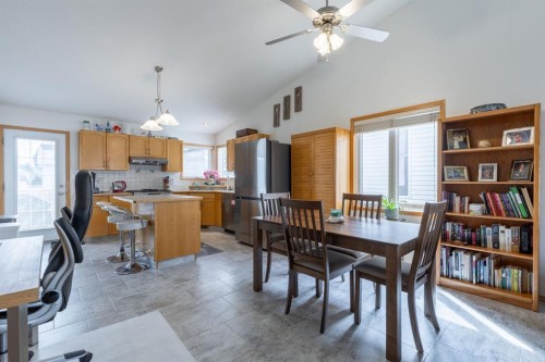 389 Kodiak Boulevard North, Lethbridge, AB - Indoor Photo Showing Dining Room