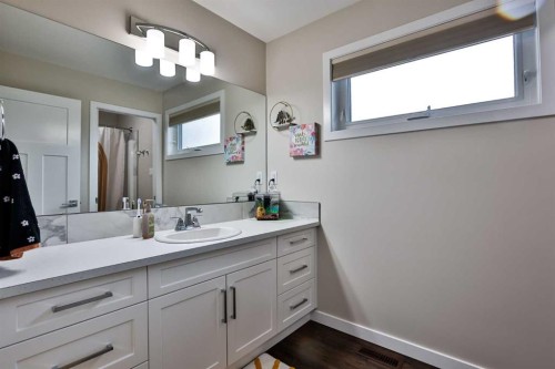 261 Agnes Short Place North, Lethbridge, AB - Indoor Photo Showing Bathroom