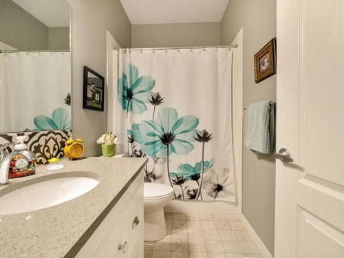 3-322 Northlander Bend West, Lethbridge, AB - Indoor Photo Showing Bathroom