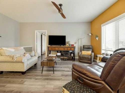 3-322 Northlander Bend West, Lethbridge, AB - Indoor Photo Showing Living Room