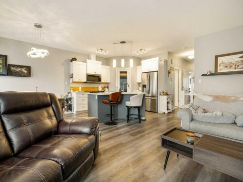 3-322 Northlander Bend West, Lethbridge, AB - Indoor Photo Showing Living Room