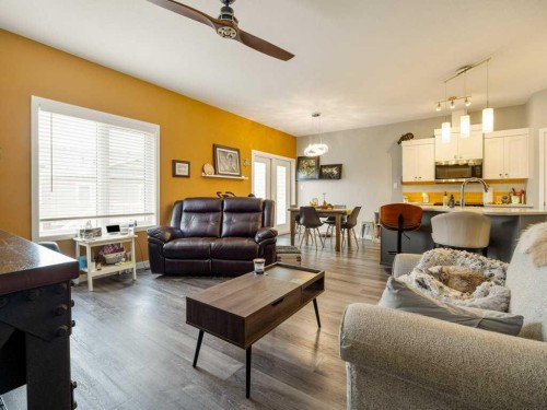 3-322 Northlander Bend West, Lethbridge, AB - Indoor Photo Showing Living Room