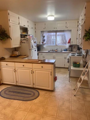 306 4Th Avenue, Warner, AB - Indoor Photo Showing Kitchen