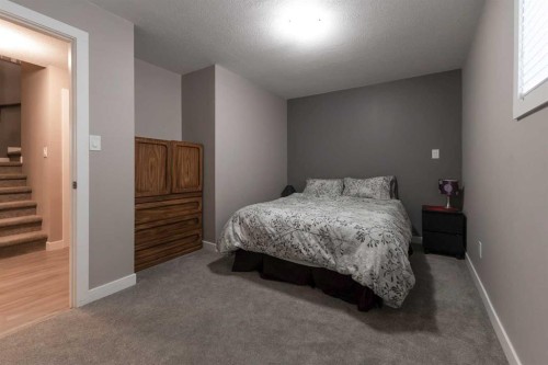 26 Riverglen Link West, Lethbridge, AB - Indoor Photo Showing Bedroom