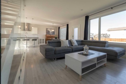 201 Grassland Boulevard West, Lethbridge, AB - Indoor Photo Showing Living Room