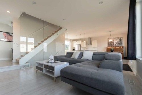 201 Grassland Boulevard West, Lethbridge, AB - Indoor Photo Showing Living Room
