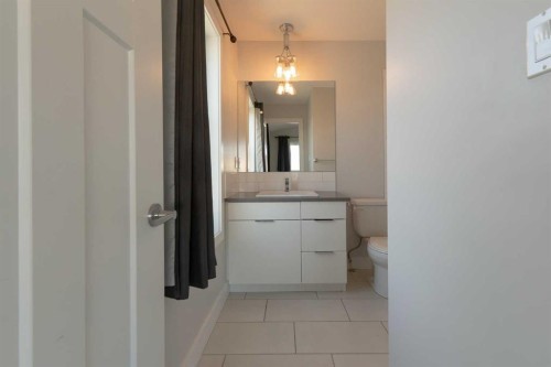 201 Grassland Boulevard West, Lethbridge, AB - Indoor Photo Showing Bathroom