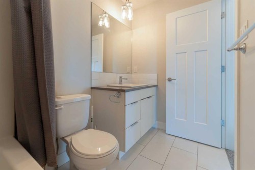 201 Grassland Boulevard West, Lethbridge, AB - Indoor Photo Showing Bathroom
