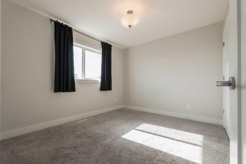 201 Grassland Boulevard West, Lethbridge, AB - Indoor Photo Showing Other Room