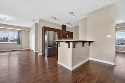 1-197 Silkstone Road West, Lethbridge, AB - Indoor Photo Showing Kitchen