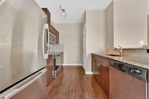 1-197 Silkstone Road West, Lethbridge, AB - Indoor Photo Showing Kitchen