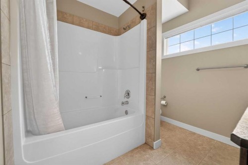1-197 Silkstone Road West, Lethbridge, AB - Indoor Photo Showing Bathroom