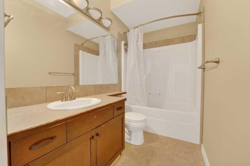 1-197 Silkstone Road West, Lethbridge, AB - Indoor Photo Showing Bathroom