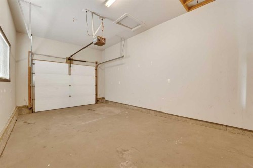 1-197 Silkstone Road West, Lethbridge, AB - Indoor Photo Showing Garage
