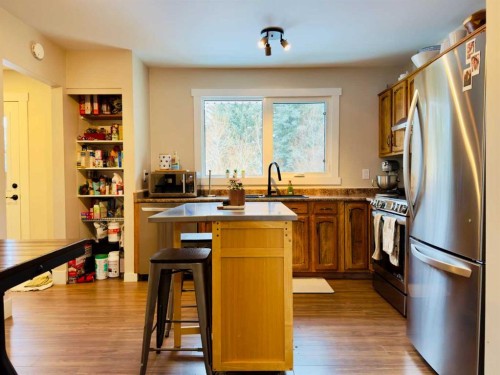 2802 77 Street, Coleman, AB - Indoor Photo Showing Kitchen
