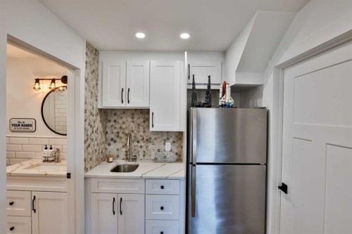 56 Greywolf Road North, Lethbridge, AB - Indoor Photo Showing Kitchen