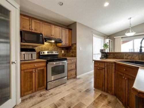 214 Firelight Crescent West, Lethbridge, AB - Indoor Photo Showing Kitchen