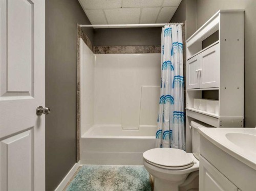 214 Firelight Crescent West, Lethbridge, AB - Indoor Photo Showing Bathroom