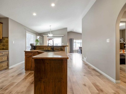 214 Firelight Crescent West, Lethbridge, AB - Indoor Photo Showing Kitchen