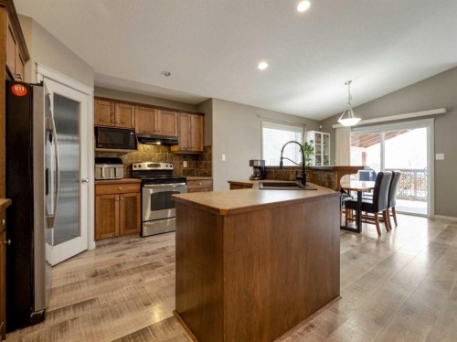 214 Firelight Crescent West, Lethbridge, AB - Indoor Photo Showing Kitchen