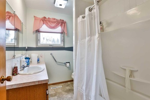 2618 20 Avenue South, Lethbridge, AB - Indoor Photo Showing Bathroom