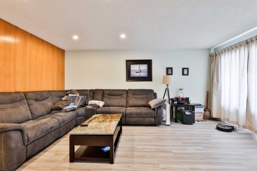 2618 20 Avenue South, Lethbridge, AB - Indoor Photo Showing Living Room