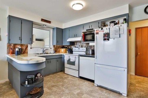 2618 20 Avenue South, Lethbridge, AB - Indoor Photo Showing Kitchen