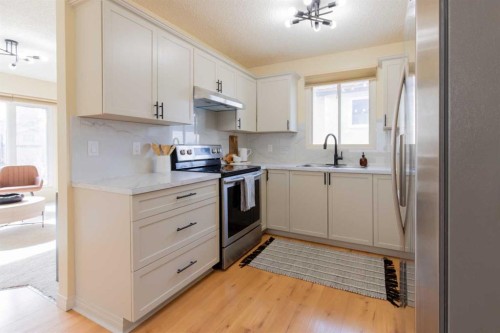 28 Dakota Road West, Lethbridge, AB - Indoor Photo Showing Kitchen With Stainless Steel Kitchen