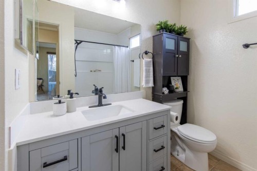 28 Dakota Road West, Lethbridge, AB - Indoor Photo Showing Bathroom