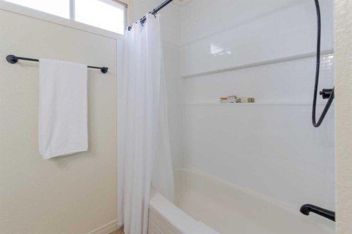 28 Dakota Road West, Lethbridge, AB - Indoor Photo Showing Bathroom