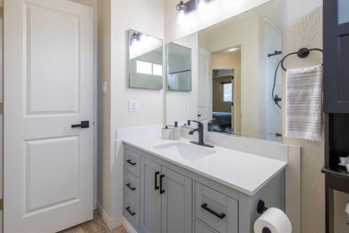28 Dakota Road West, Lethbridge, AB - Indoor Photo Showing Bathroom