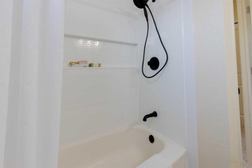 28 Dakota Road West, Lethbridge, AB - Indoor Photo Showing Bathroom