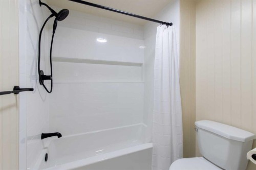 28 Dakota Road West, Lethbridge, AB - Indoor Photo Showing Bathroom