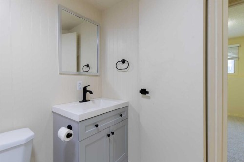 28 Dakota Road West, Lethbridge, AB - Indoor Photo Showing Bathroom