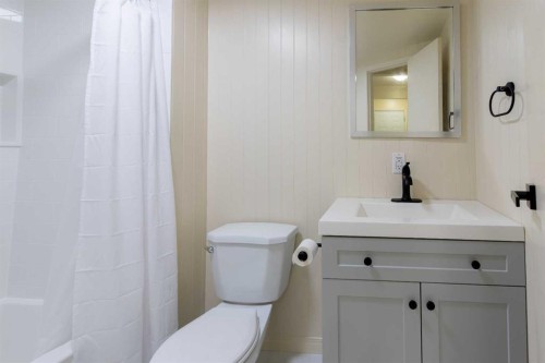 28 Dakota Road West, Lethbridge, AB - Indoor Photo Showing Bathroom