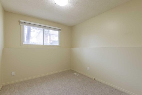 28 Dakota Road West, Lethbridge, AB - Indoor Photo Showing Other Room