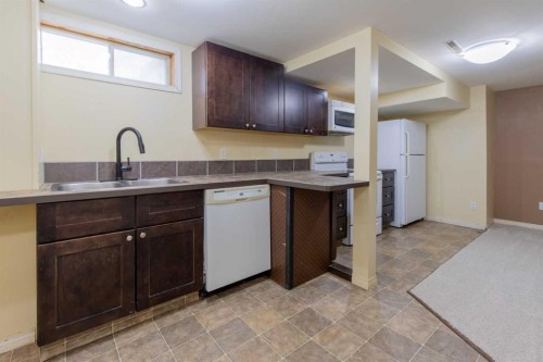 28 Dakota Road West, Lethbridge, AB - Indoor Photo Showing Kitchen