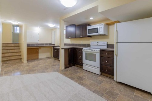 28 Dakota Road West, Lethbridge, AB - Indoor Photo Showing Kitchen