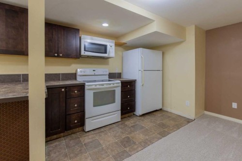 28 Dakota Road West, Lethbridge, AB - Indoor Photo Showing Kitchen