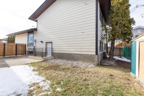 28 Dakota Road West, Lethbridge, AB - Outdoor With Exterior