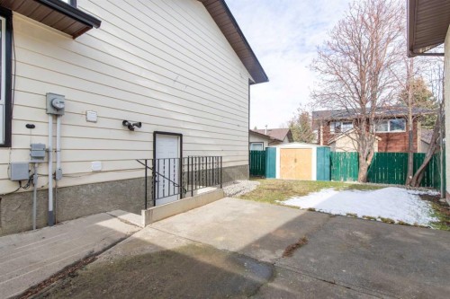 28 Dakota Road West, Lethbridge, AB - Outdoor With Exterior